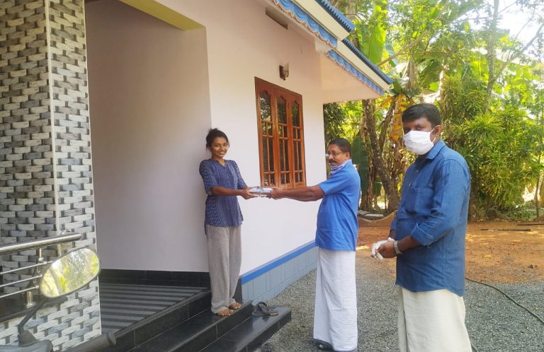 അക്ഷരലോകം വീടുകളിലേക്ക്